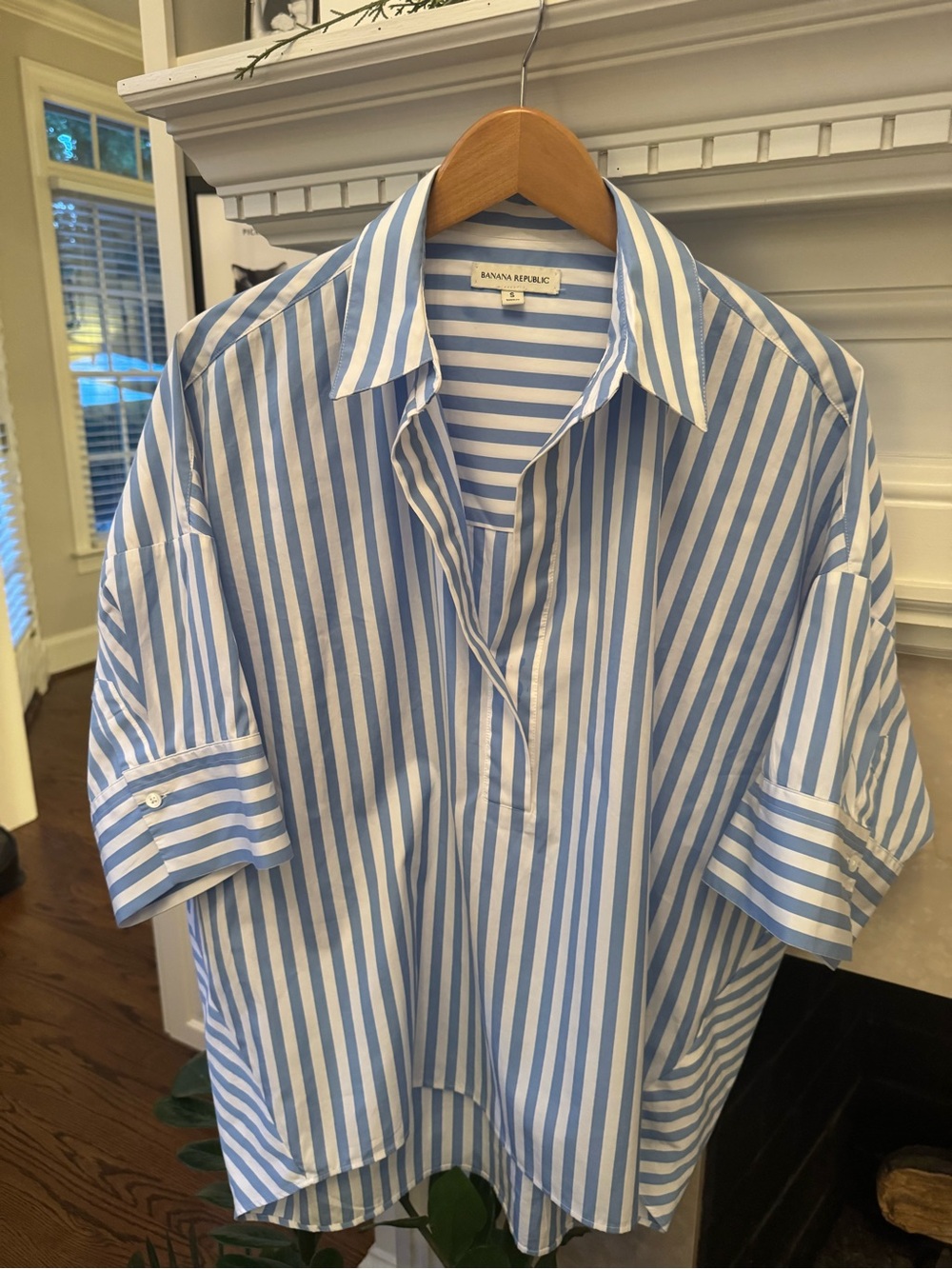 Women’s Banana Republic Blue and White Striped Relaxed Popover Shirt. Size S.